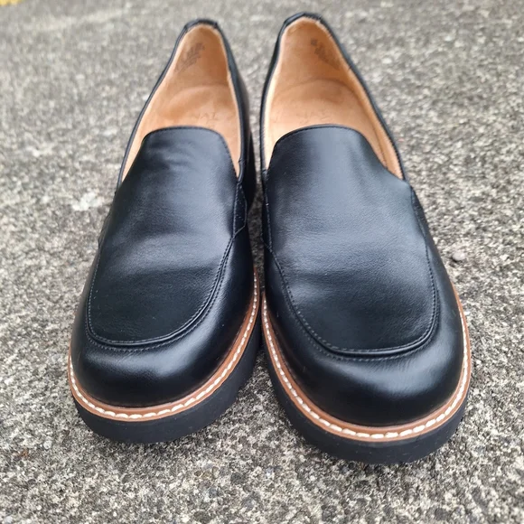 Naturalizer Women's Size 8 Black Leather Loafers - Picture 2 of 8